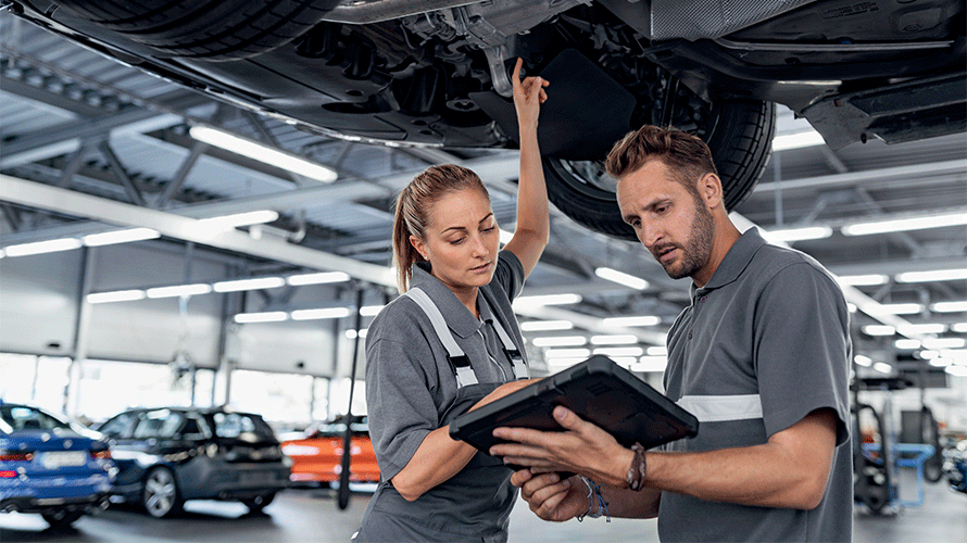 BMW reparaties en verzorging BMW hulp bij pech en ongevallen man telefoneert.