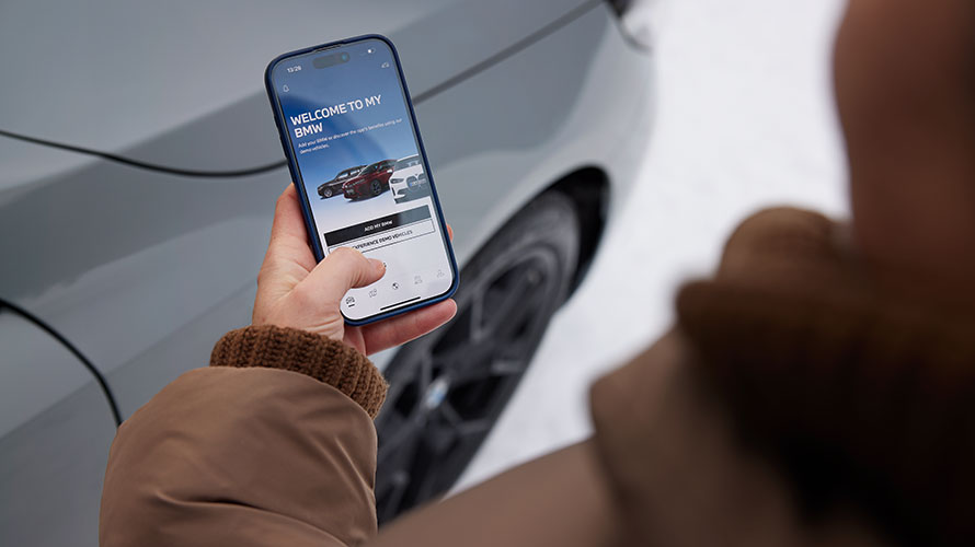 BMW reparaties en verzorging BMW servicehub BMW servicemedewerker adviseert klant.