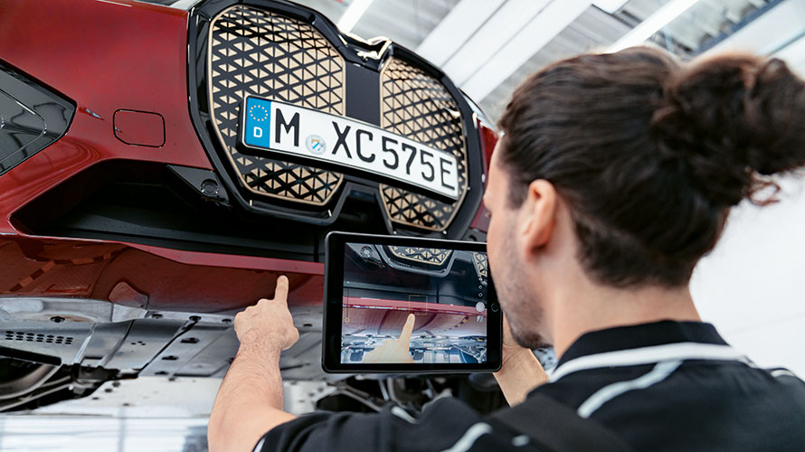 BMW reparaties en verzorging BMW hulp bij pech en ongevallen man telefoneert