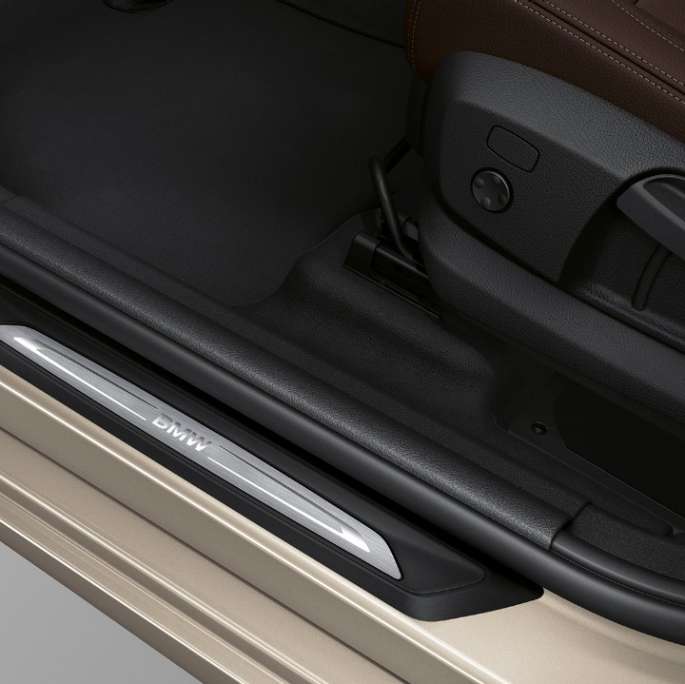 Einstiegsleisten BMW 2er Gran Tourer 218d xDrive Modell Luxury Line F46 2018 Kaschmirsilber Nahaufnahme 