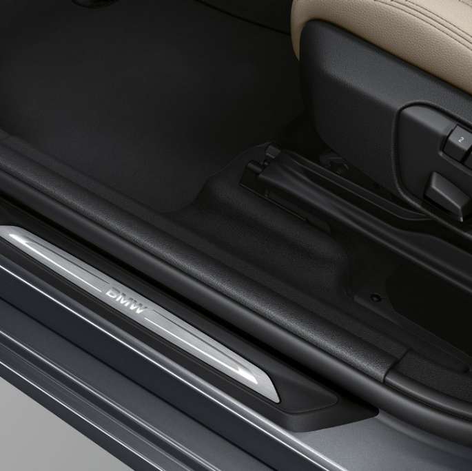 Einstiegsleisten BMW 2er Gran Tourer 220d Modell Sport Line F46 2018 Mineralgrau metallic Nahaufnahme