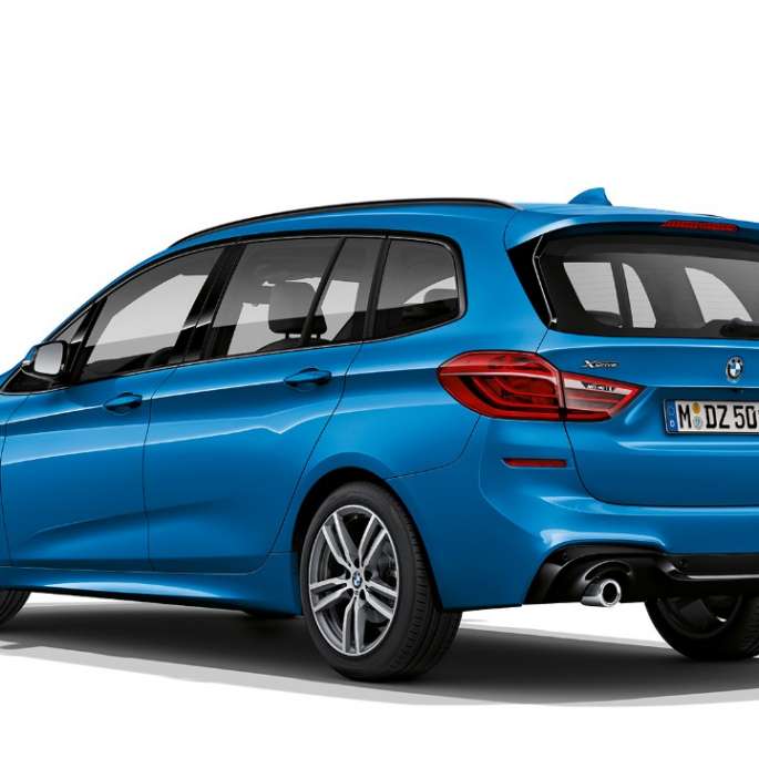 BMW 2er Gran Tourer 220d xDrive Modell M Sport F46 Facelift 2018 Misano Blau metallic Dreiviertel-Heckansicht 