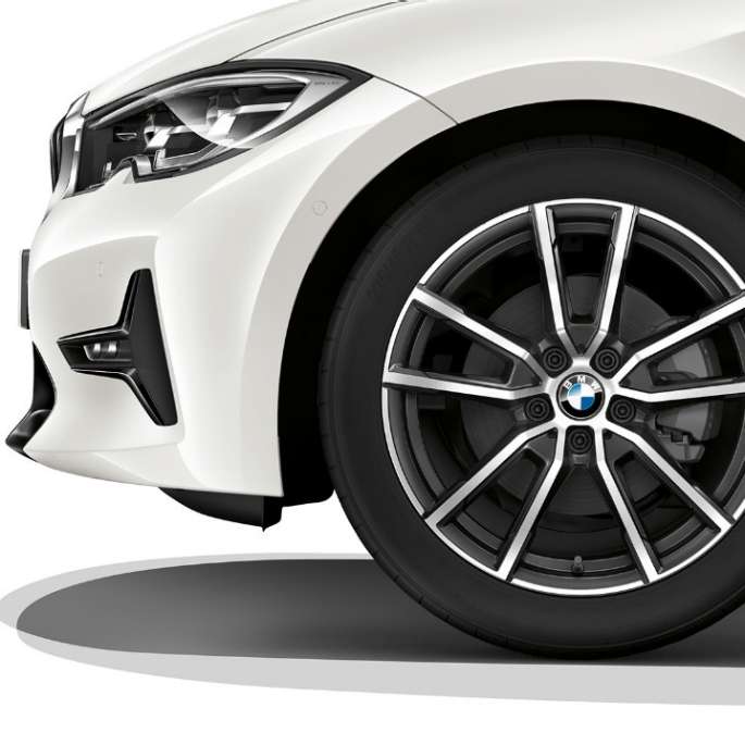 BMW 3er Limousine, Modell Sport Line Leichtmetallrad Nahaufnahme des Leichtmetallrads der BMW 3er Limousine mit der Ausstattung des Modells Sport Line.