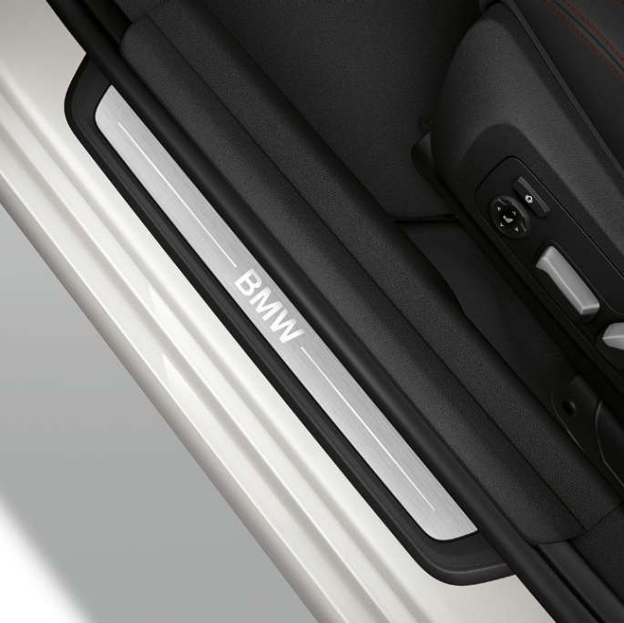 BMW 3er Limousine, Modell Sport Line Einstiegsleiste Ansicht von oben auf die Einstiegsleiste der BMW 3er Limousine mit der Ausstattung des Modells Sport Line.