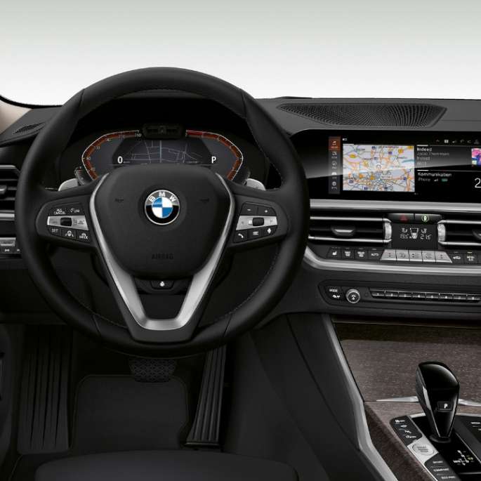 BMW 3er Limousine, Modell Luxury Line Cockpit Frontale Nahaufnahme des fahrerseitigen Cockpits der BMW 3er Limousine mit der Ausstattung des Modells Luxury Line.