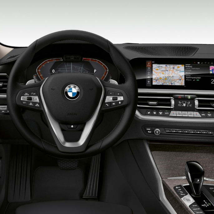 BMW 3er Limousine, Modell Luxury Line Cockpit Frontale Nahaufnahme des fahrerseitigen Cockpits der BMW 3er Limousine mit der Ausstattung des Modells Luxury Line.