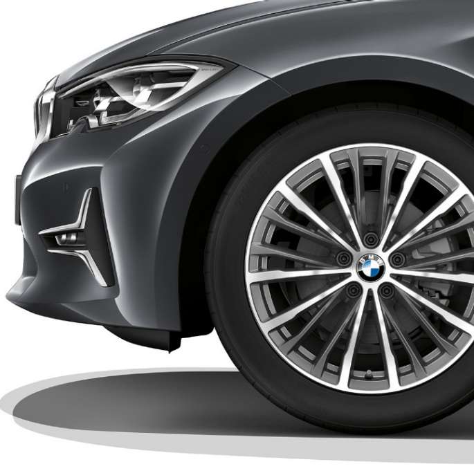 BMW 3er Limousine, Modell Luxury Line Leichtmetallrad Nahaufnahme des Leichtmetallrads der BMW 3er Limousine mit der Ausstattung des Modells Luxury Line.
