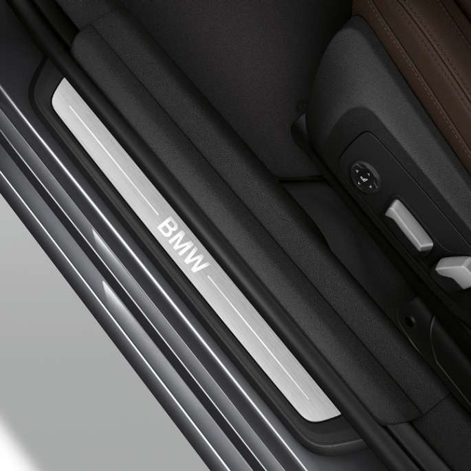 BMW 3er Limousine, Modell Luxury Line Einstiegsleiste Ansicht von oben auf die Einstiegsleiste der BMW 3er Limousine mit der Ausstattung des Modells Luxury Line.