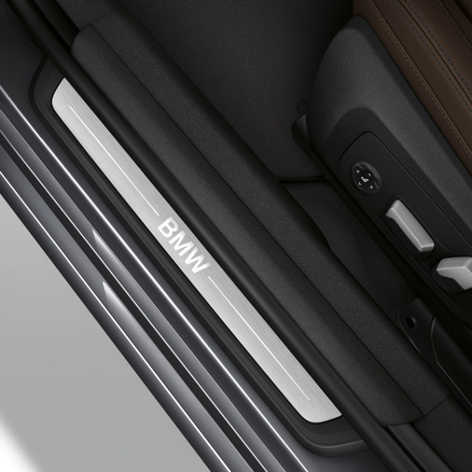 BMW 3er Limousine, Modell Luxury Line Einstiegsleiste Ansicht von oben auf die Einstiegsleiste der BMW 3er Limousine mit der Ausstattung des Modells Luxury Line.