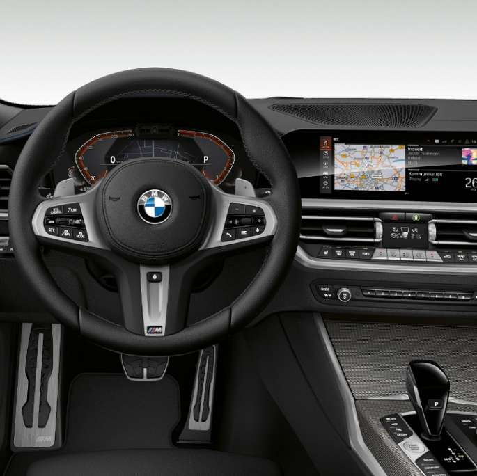 BMW 3er Limousine, Modell M Sport Cockpit Frontale Nahaufnahme des fahrerseitigen Cockpits der BMW 3er Limousine mit der Ausstattung des Modells M Sport.