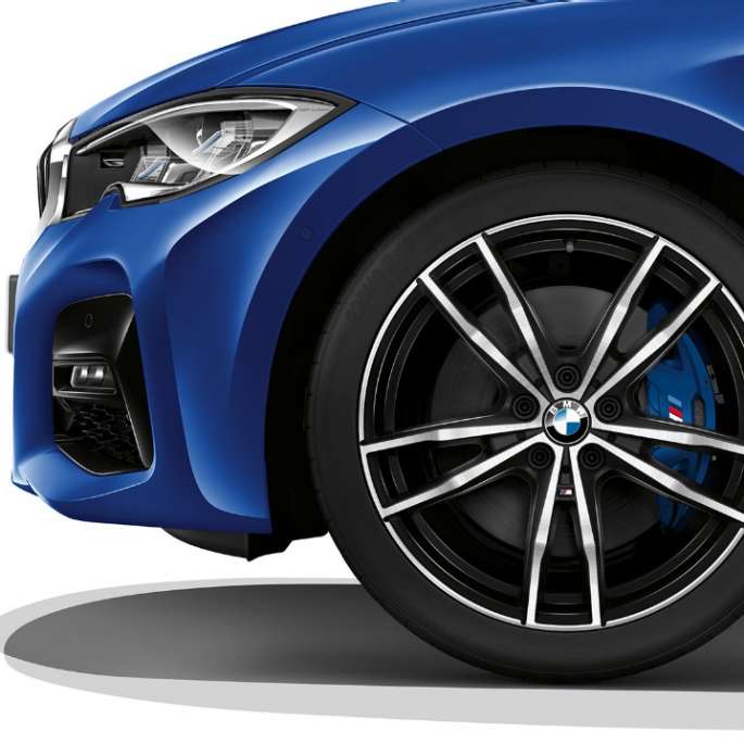 BMW 3er Limousine, Modell M Sport Leichtmetallrad Nahaufnahme des Leichtmetallrads der BMW 3er Limousine mit der Ausstattung des Modells M Sport.