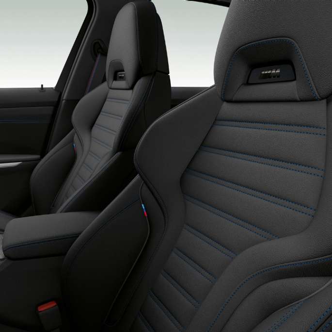 BMW 3er Limousine, Modell M Sport Vordersitze Seitliche Nahaufnahme der Vordersitze der BMW 3er Limousine mit der Ausstattung des Modells M Sport.