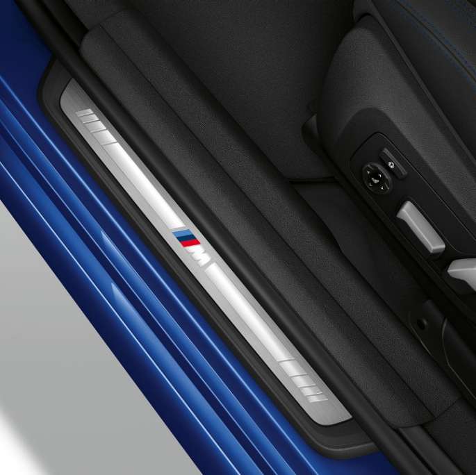 BMW 3er Limousine, Modell M Sport Einstiegsleiste Ansicht von oben auf die Einstiegsleiste der BMW 3er Limousine mit der Ausstattung des Modells M Sport.