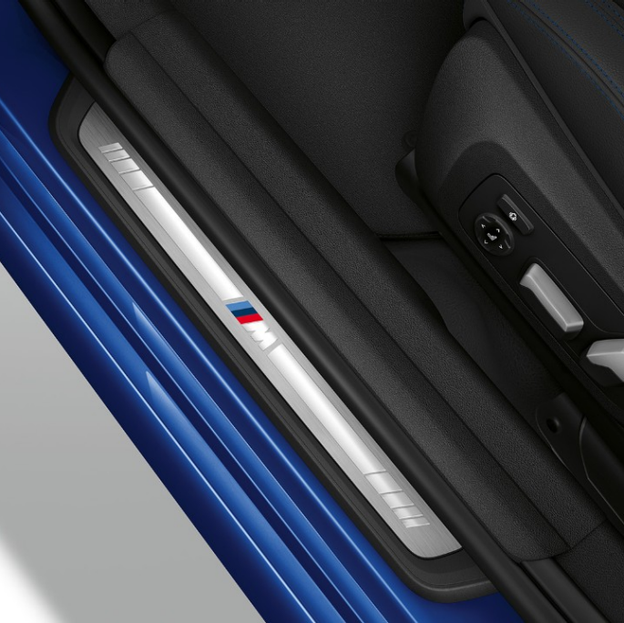 BMW 3er Limousine, Modell M Sport Einstiegsleiste Ansicht von oben auf die Einstiegsleiste der BMW 3er Limousine mit der Ausstattung des Modells M Sport.