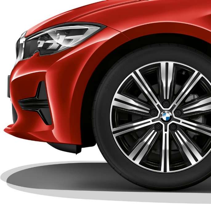 BMW 3er Limousine, Modell Advantage Leichtmetallrad Nahaufnahme des Leichtmetallrads der BMW 3er Limousine mit der Ausstattung des Modells Advantage.