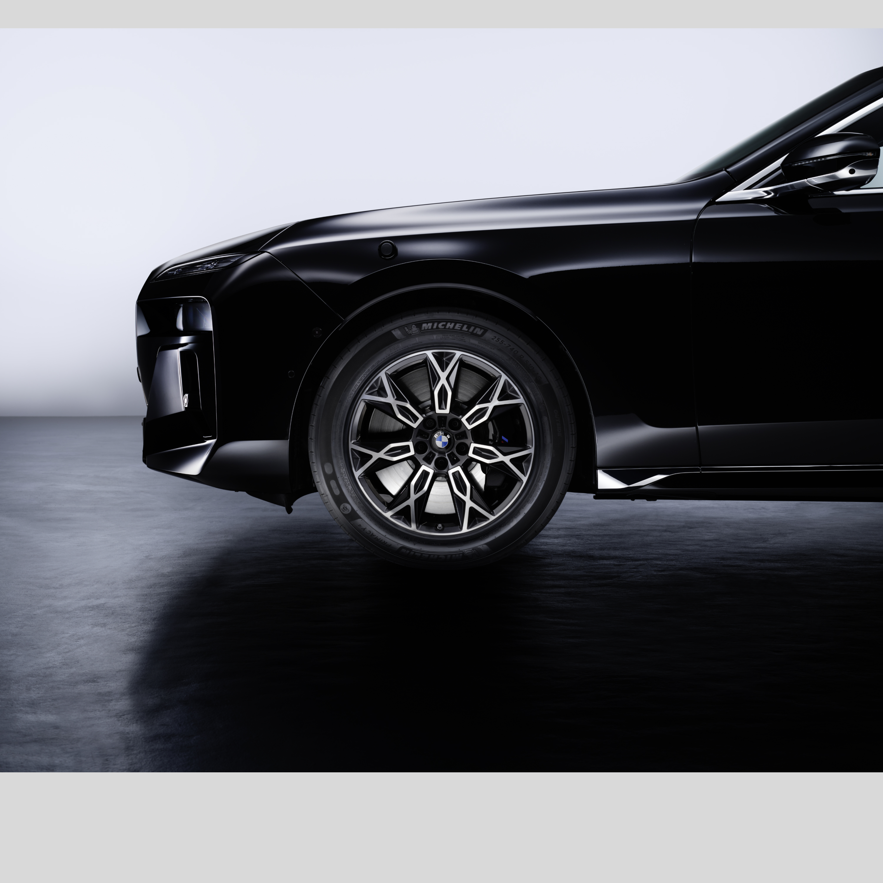 Vue détaillée d’une roue avant BMW avec pneu
