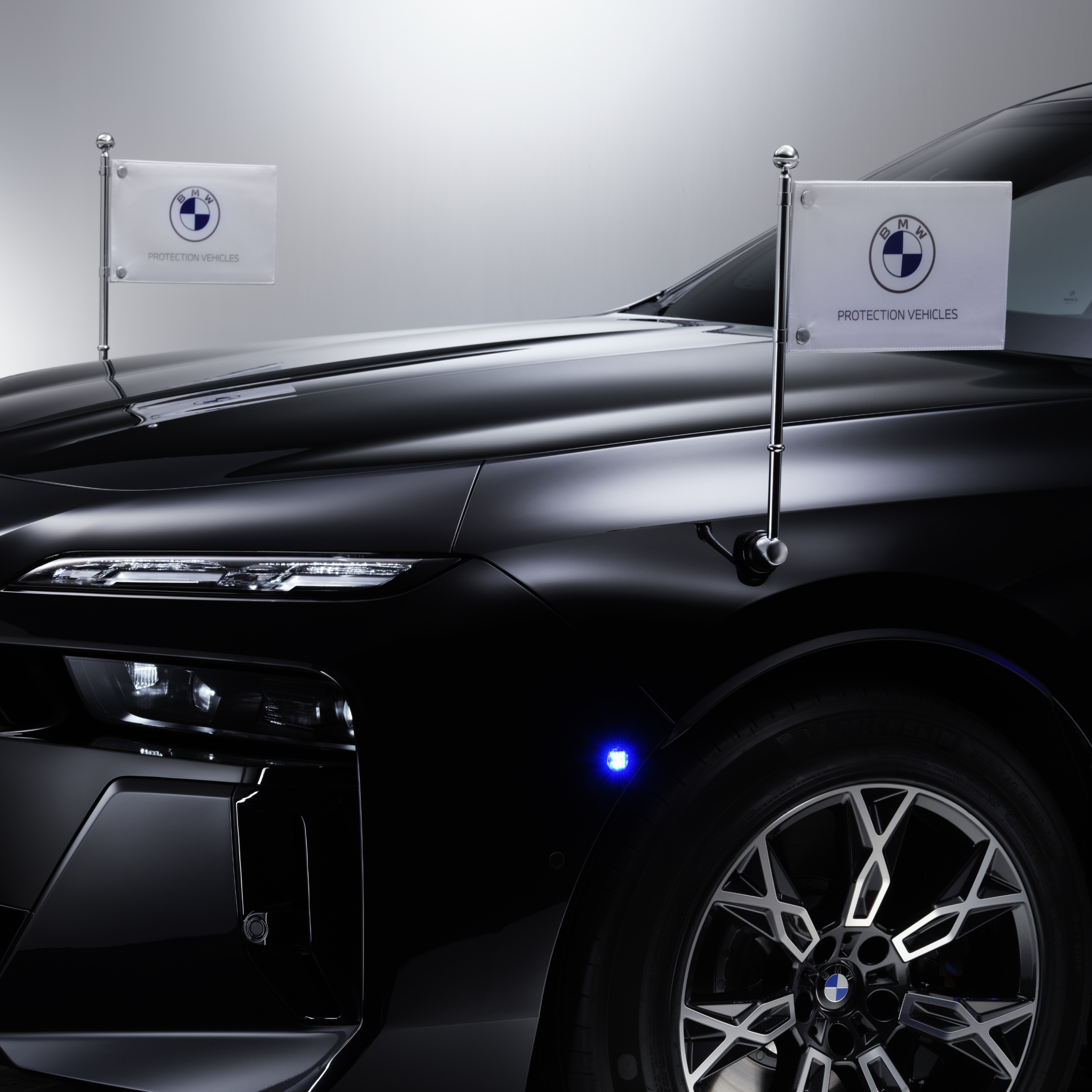 Vue détaillée d’une BMW équipée de deux porte-étendards