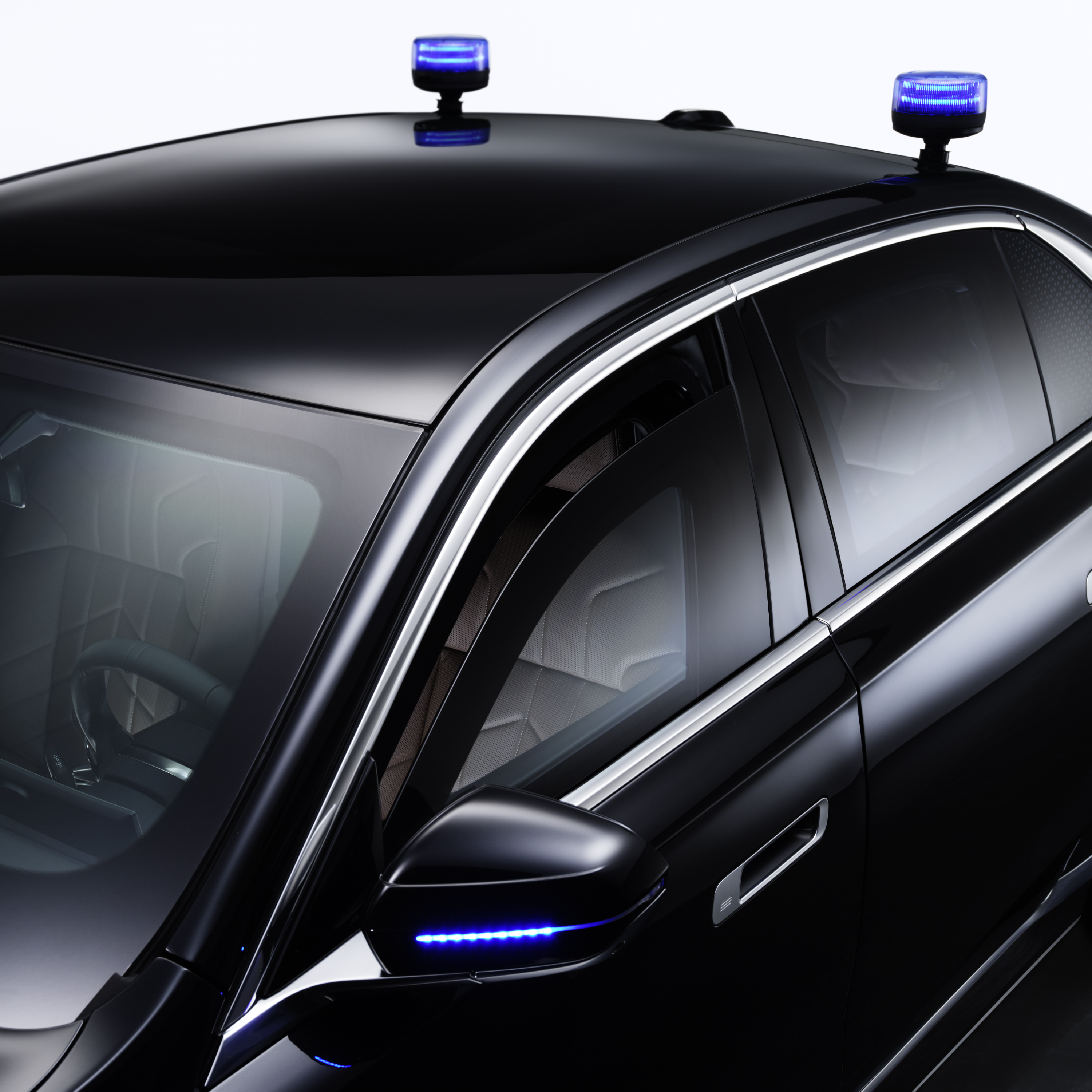 Vue détaillée d’une BMW avec des gyrophares sur le toit