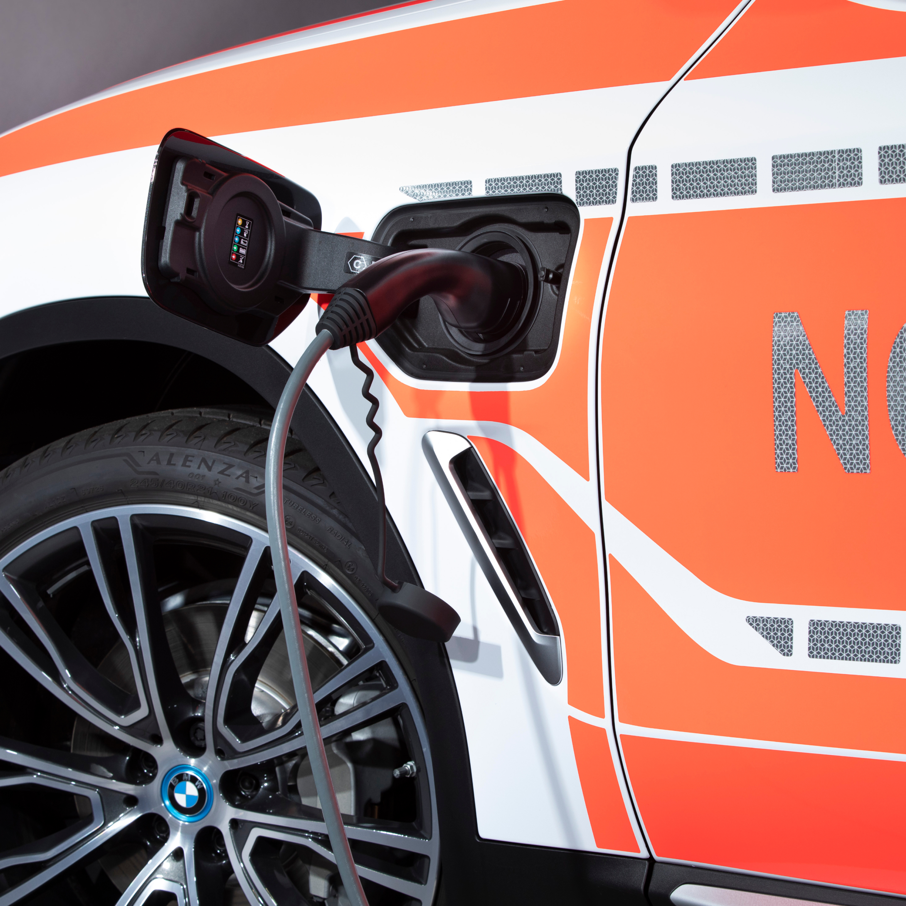 Un véhicule d’intervention BMW Plug-in Hybrid est en cours de recharge - Vue détaillée du câble de recharge