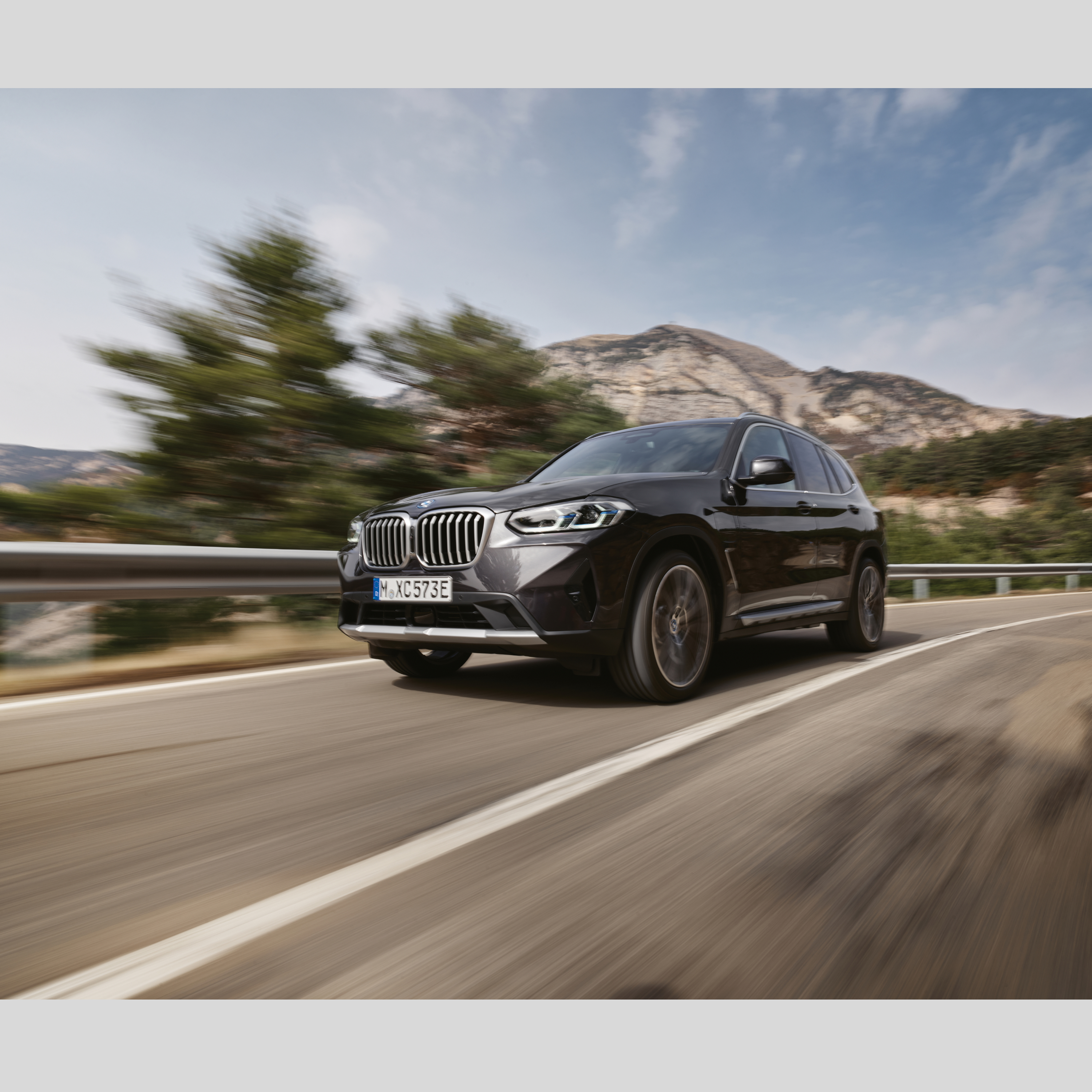 Un véhicule d’intervention BMW circule sur une route